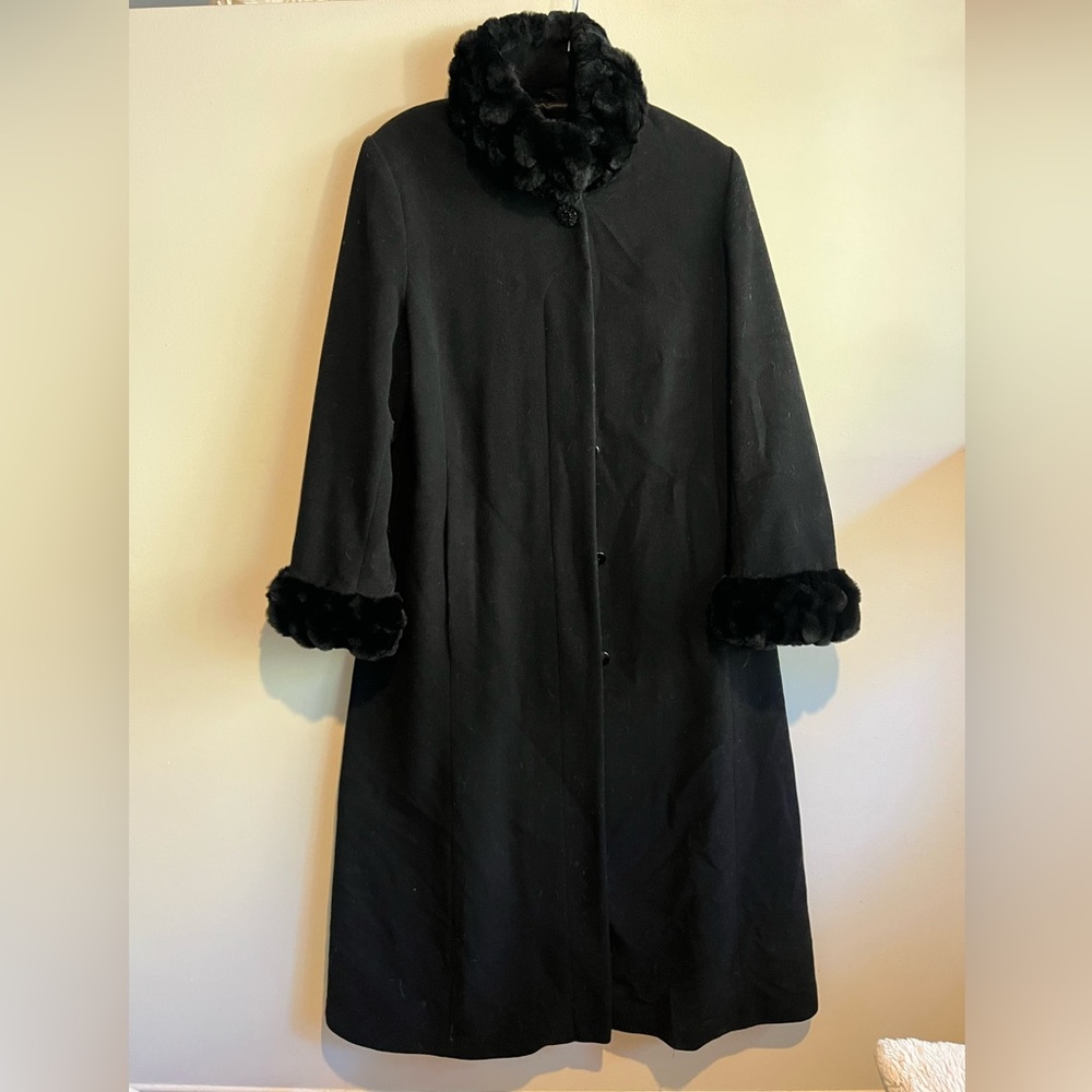 Coat with faux fur trim Novelti